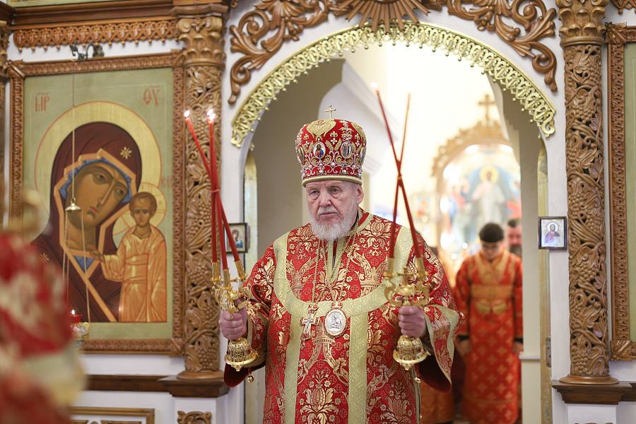 Архиерейское богослужение в Троицком храме Старой Купавны